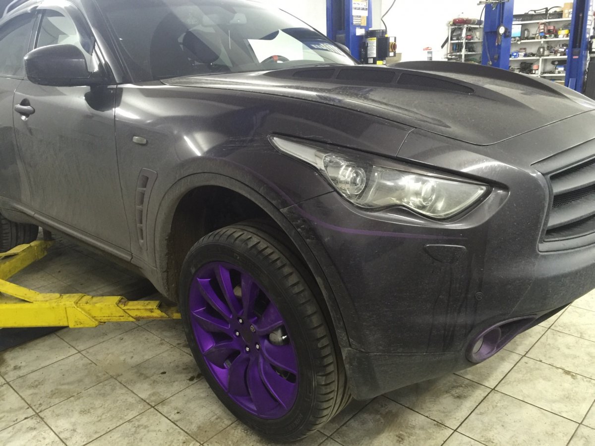 Фиолетовые диски на черном авто