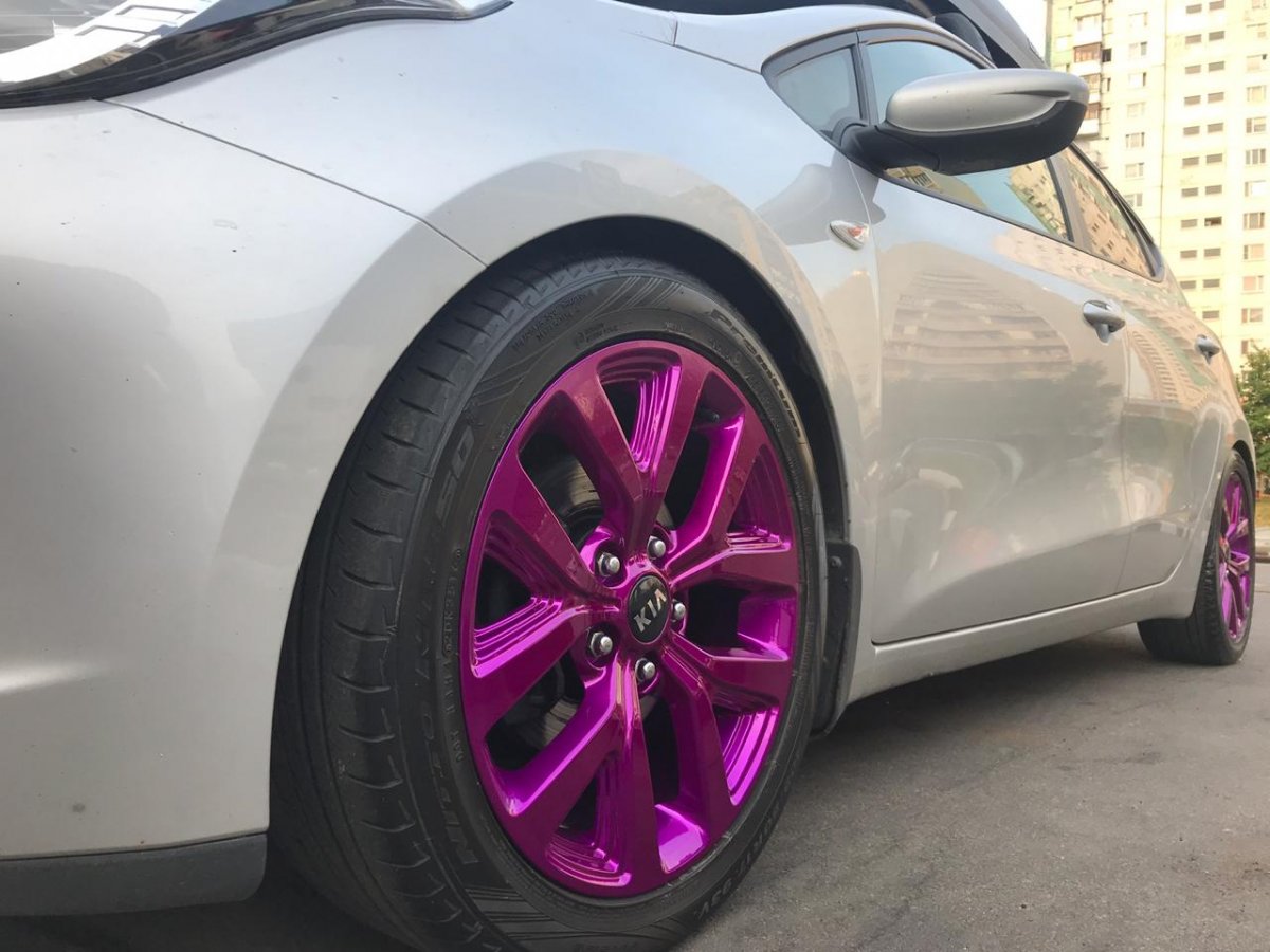 Фиолетовые диски на серебристой машине