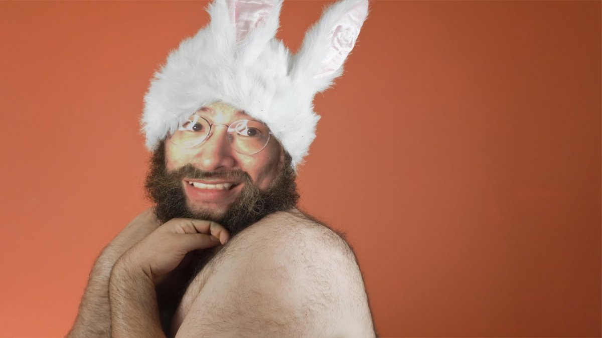 Мужчина в костюме зайца