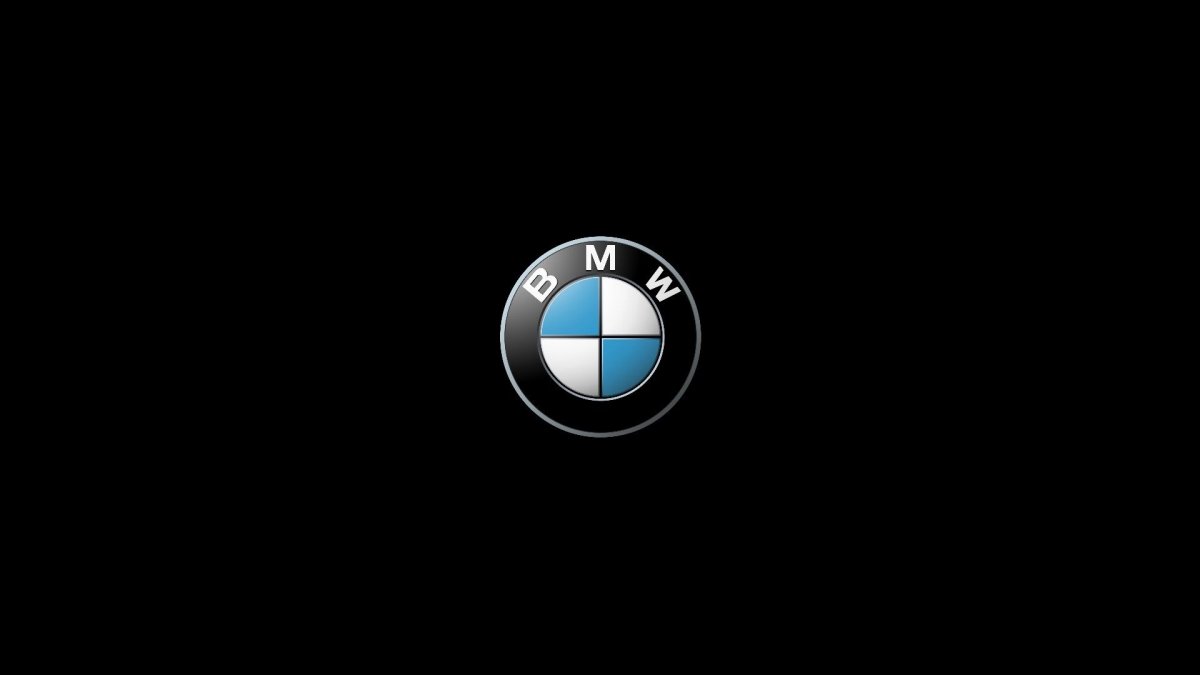 BMW значок на черном фоне