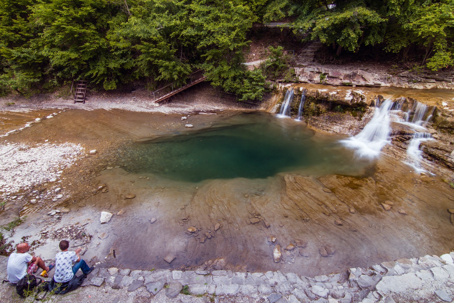 Известные источники минеральных вод. Водопад изумрудный в Геленджике. Река жане Краснодарский край.