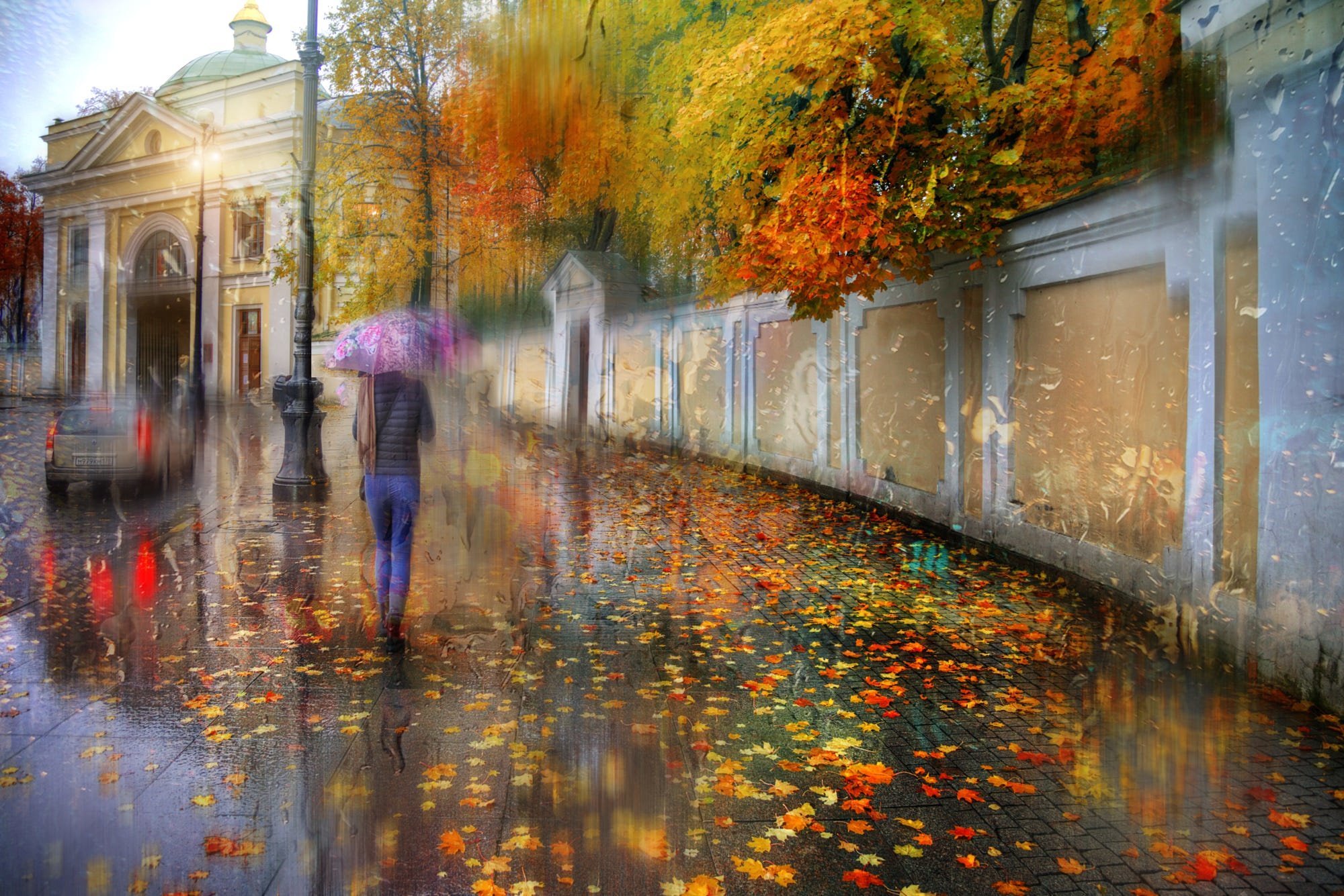 Осенняя музыка дождя. Осенний дождь в городе. Осень дождь. Осень город дождь. Холодная дождливая осень.
