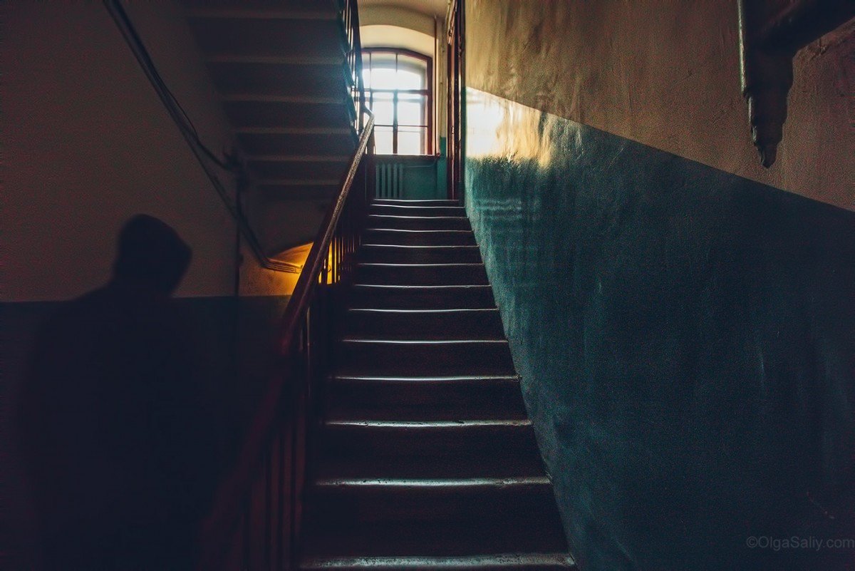 Остановился лестница. Темный подъезд. Темная лестница в подъезде. Страшная лестница. Лестничная площадка.