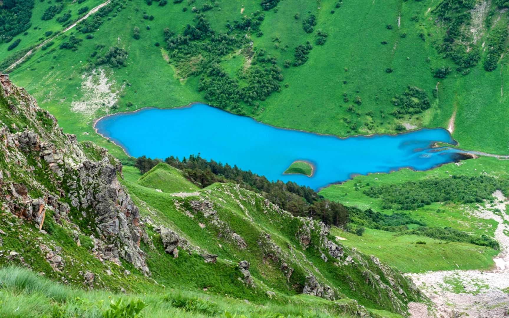 Озера адыгеи сайт. Озеро Ачипста. Озеро Ачипста Кавказ. Озеро Ачипста Краснодарский край. Голубое озеро Адыгея.