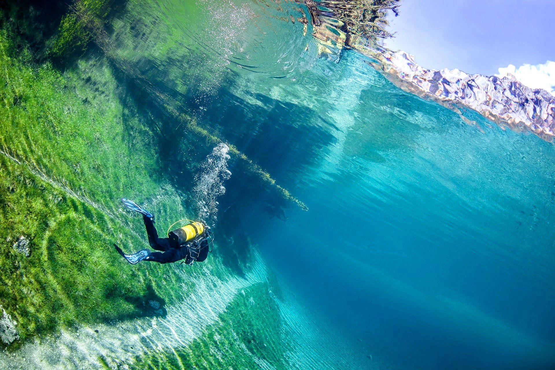 Вода на глубине 70 метров. Грюнер Зее озеро. Парк Грин-Лейк трагёс Австрия. Австрия озеро парк Грюнер. Австрия зеленое озеро подводный парк.