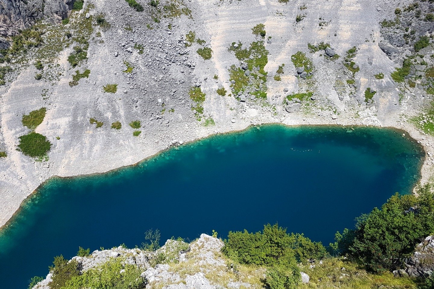 Вода на голубых озерах. Голубое озеро Миндяк. Озеро мраморное Приморский край. Голубое озеро Хорватия. Озеро голубое Низино.