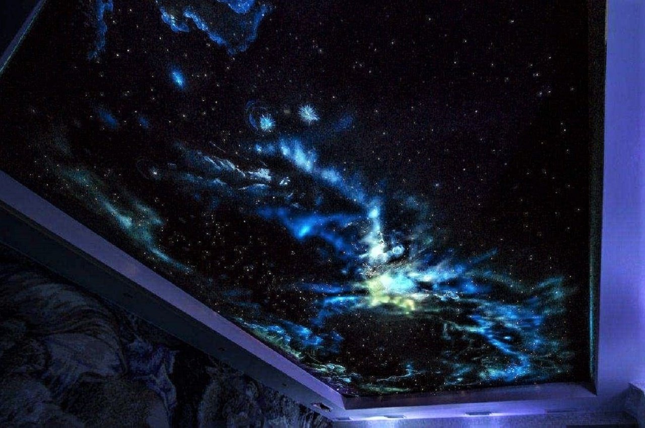 Включи подсветку космос. Потолок «звездное небо» с пультом управления. Натяжной потолок космос. Натяжной потолок звездное небо. Натяжной потолок с фотопечатью космос.