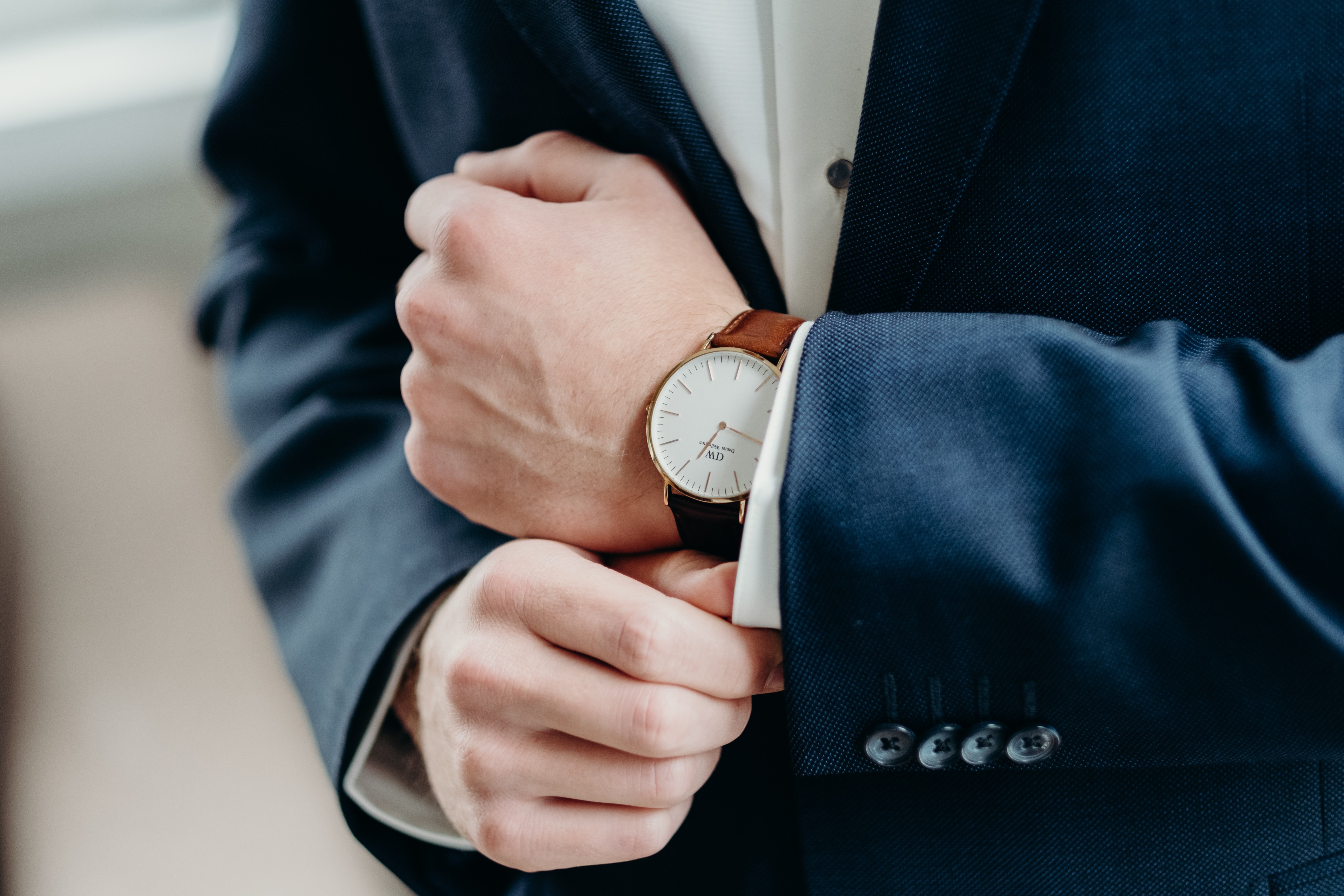 Business watches. Мужчина в костюме с часами. Мужские часы на руке. Мужчина с часами на руке. Мужская рука.