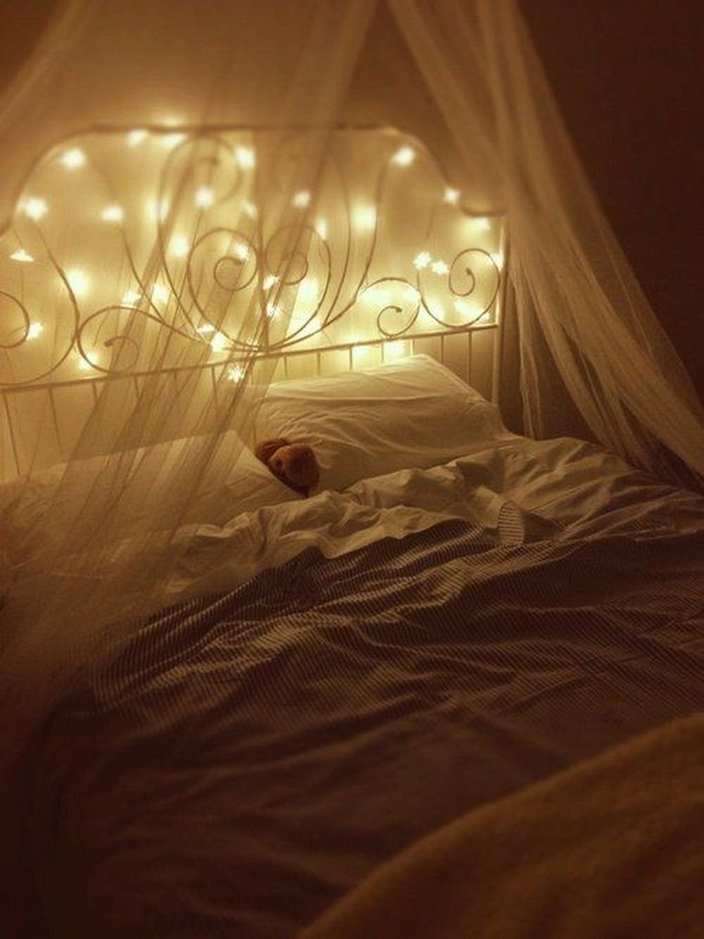 Красивая кровать ночью