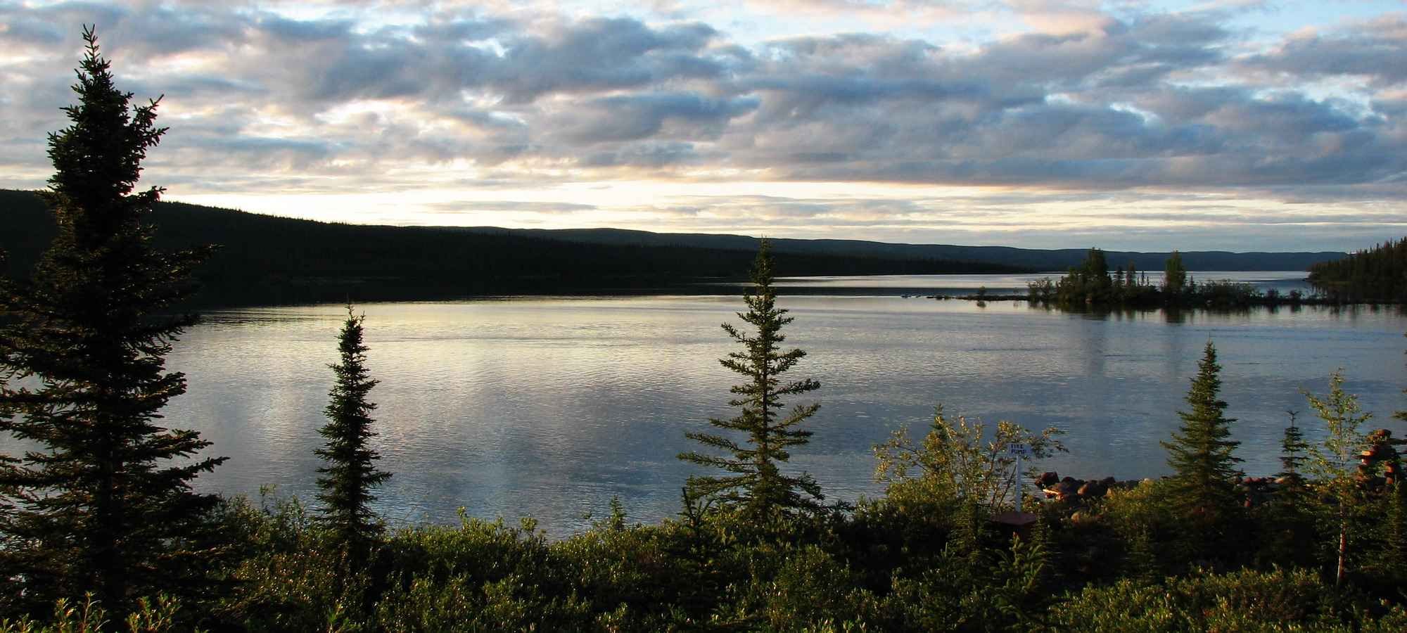 Большое медвежье озеро глубина. Большое Невольничье озеро Канада. Невольничье озеро Северная Америка. Большое Медвежье и большое Невольничье озёра. Озёра 1. большое Невольничье озеро.