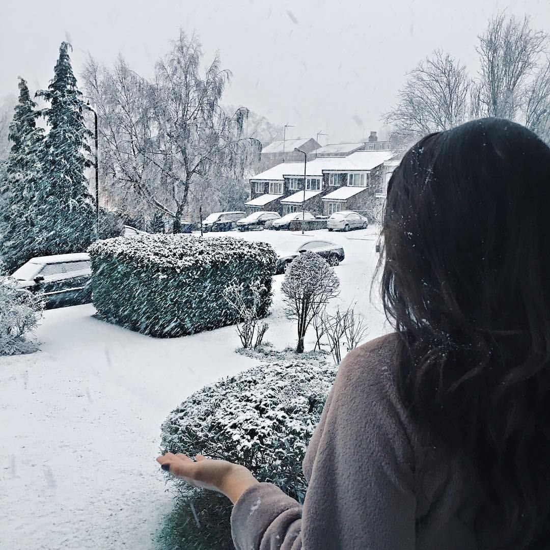 Снег в руках девушки