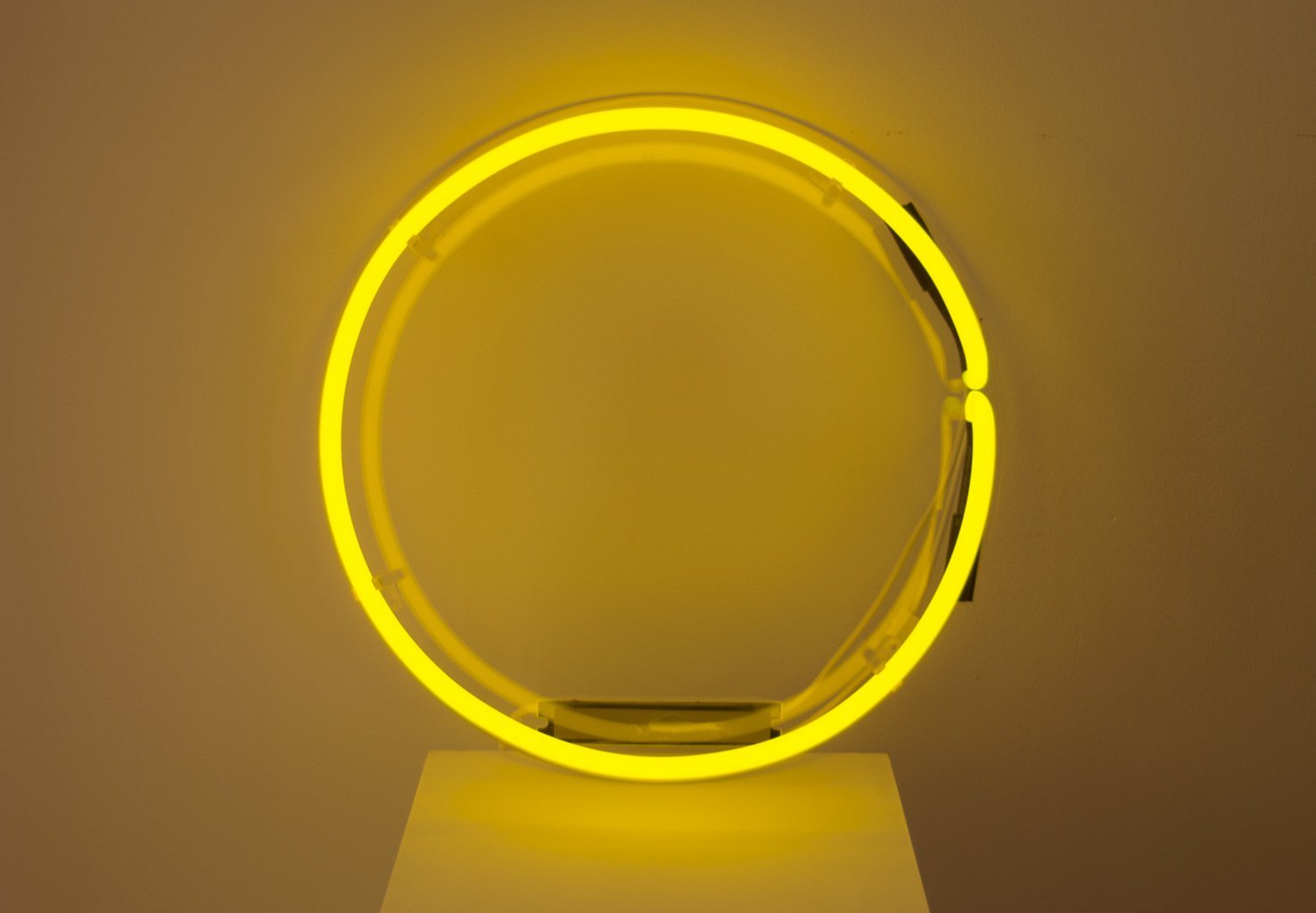 Комната была освещена ровным желтым светом. Желтый неоновый круг. Неоновый светильник круг. Неоновое кольцо. Неоновый светильник круглый.