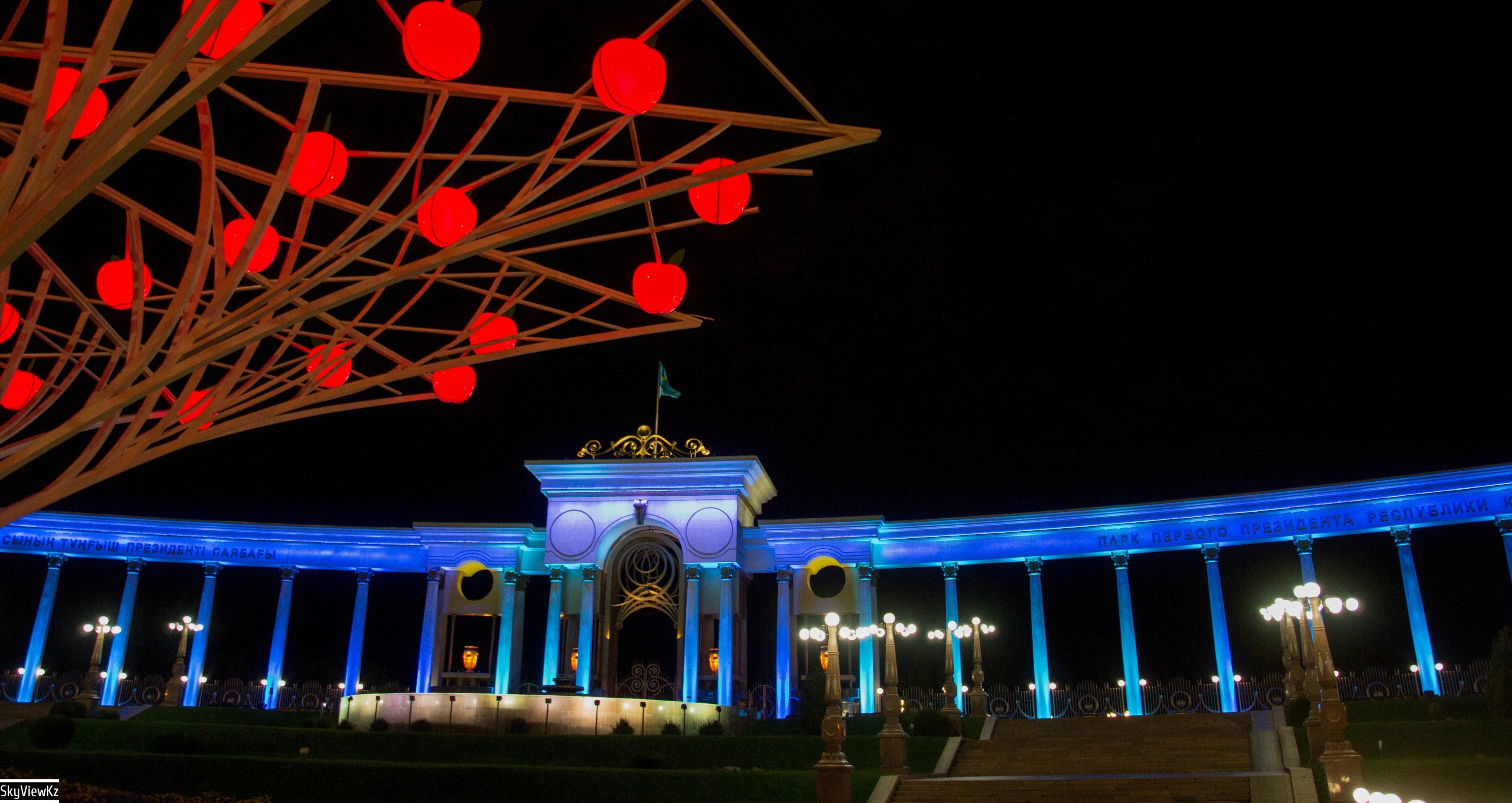 Тараз парк. Парк первого президента в Алматы ночной. Президентский парк Алматы площадь. Президентский парк Астана горка. Тараз президентский парк.