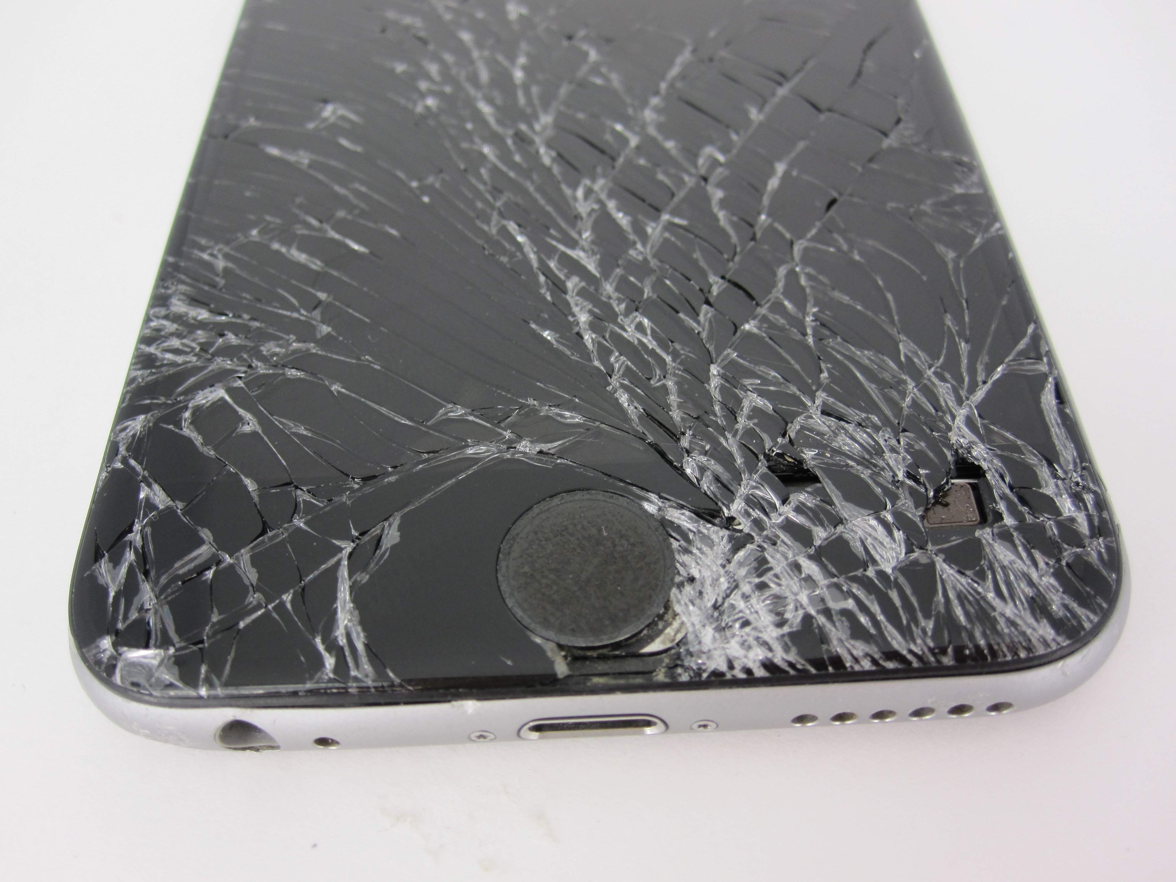 Купить разбитый телефон. Разбитый айфон 6. Разбитый дисплей айфон. Разбит экран смартфона. Разбитый айфон 7.