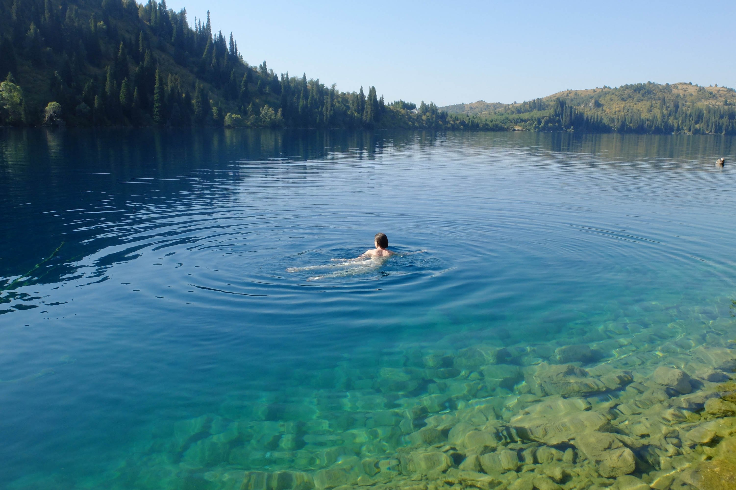 Вода на голубых озерах. Голубое озеро в Киргизии. Озеро Сары Челек. Голубые озера Чемал. Чертова воронка на Байкале.