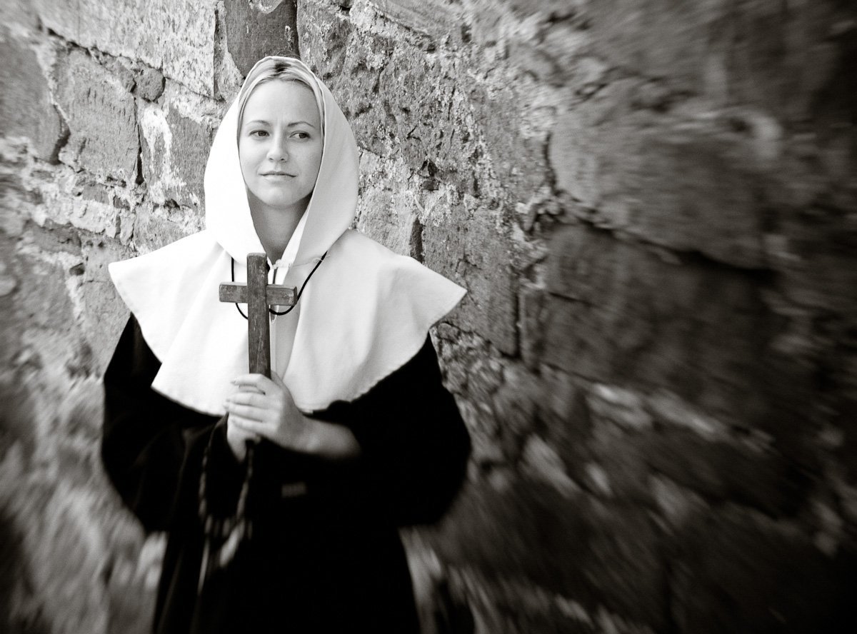 Обет безбрачия 7 букв. Монахиня воин Беатрис. Беатрис Мариано монашка.