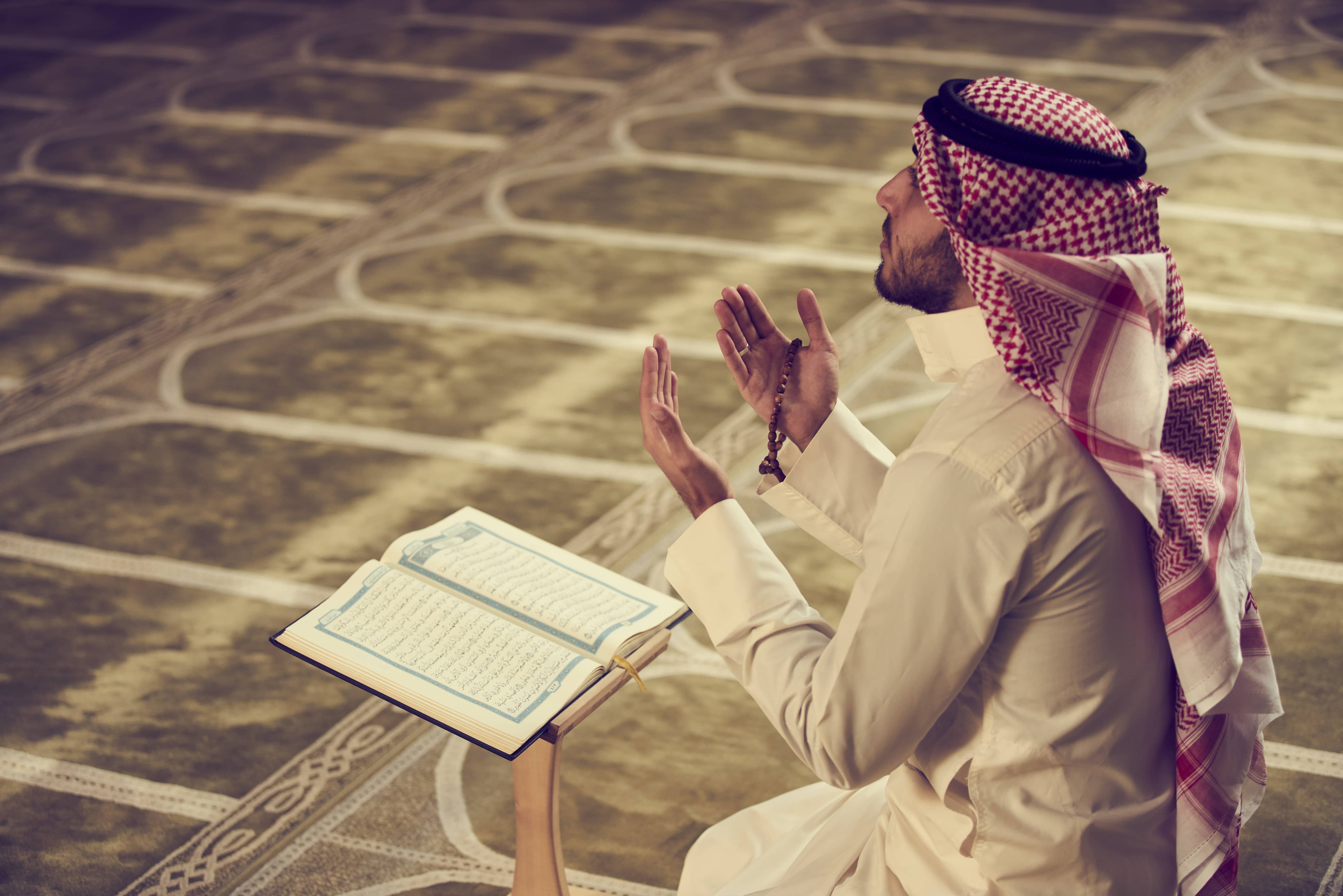 Чтение корана очищение. Мусульманин молится. Исламские изображения. Мусульманские картинки.