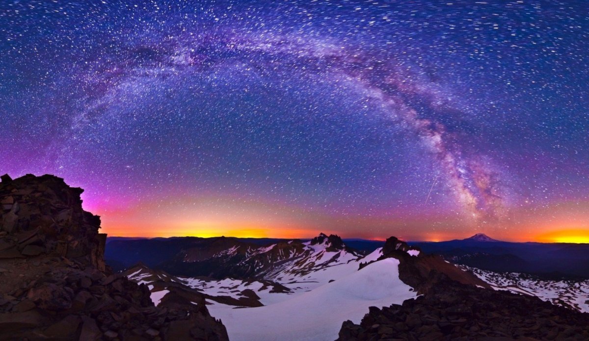Галактика Млечный путь и горы