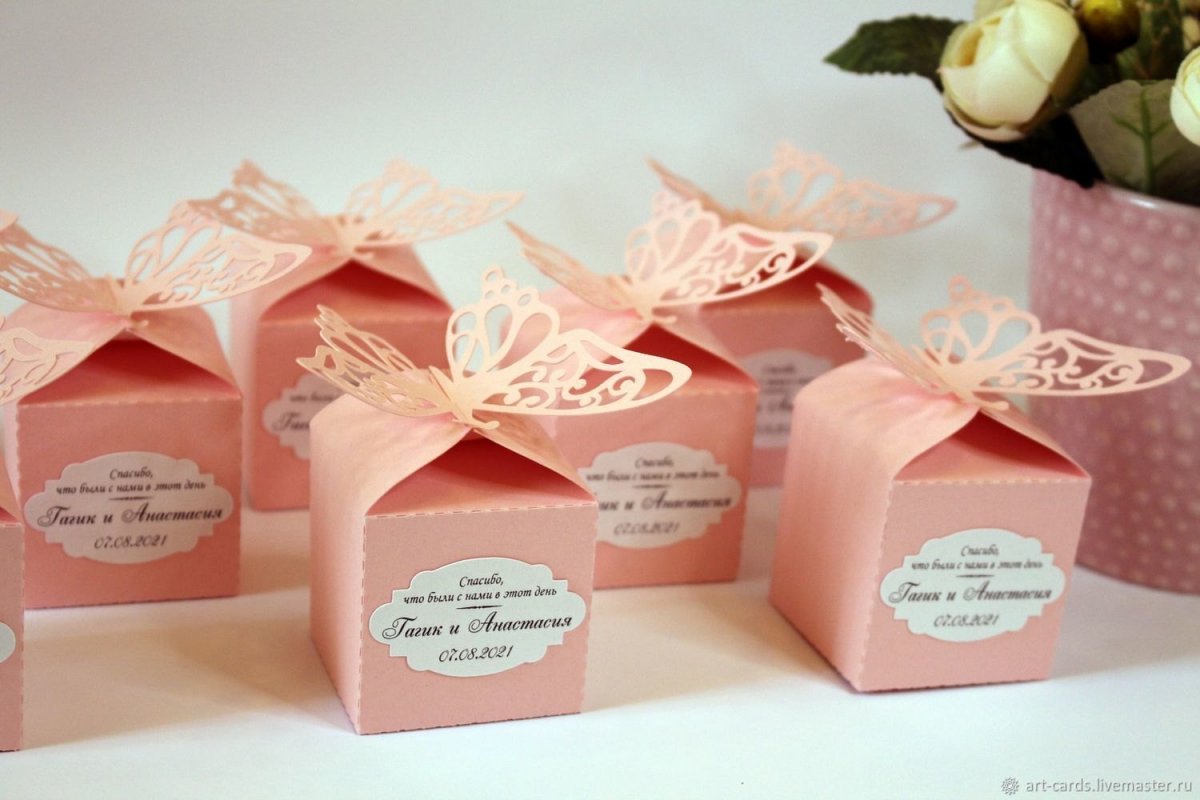 Розовый фон в белый горошек