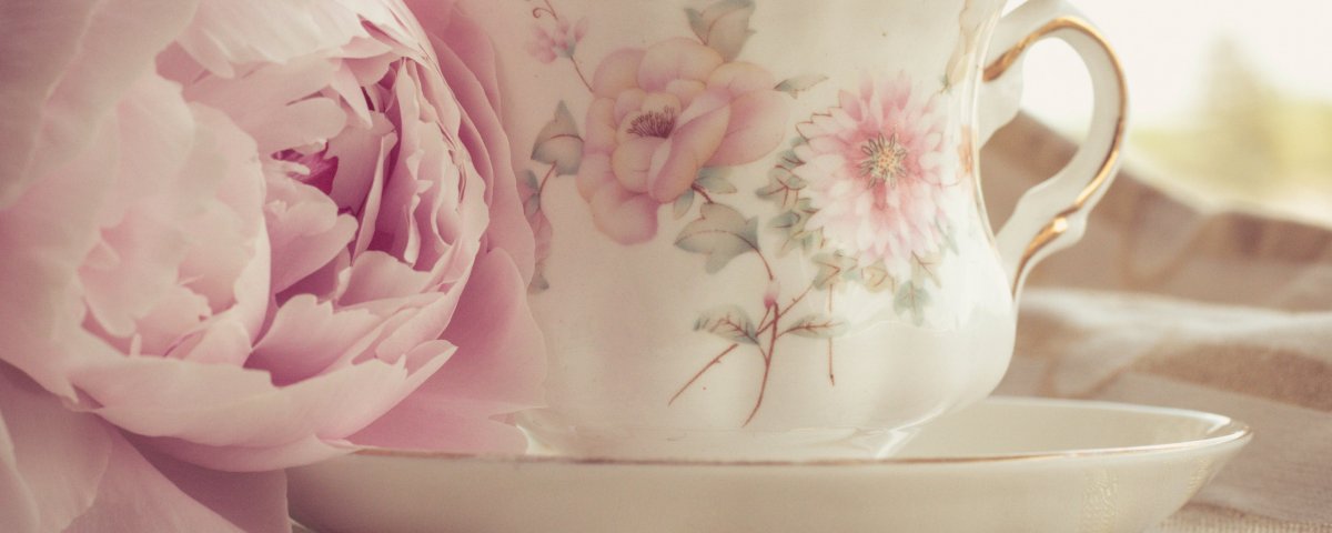 Обои на рабочий стол пионы и кофе