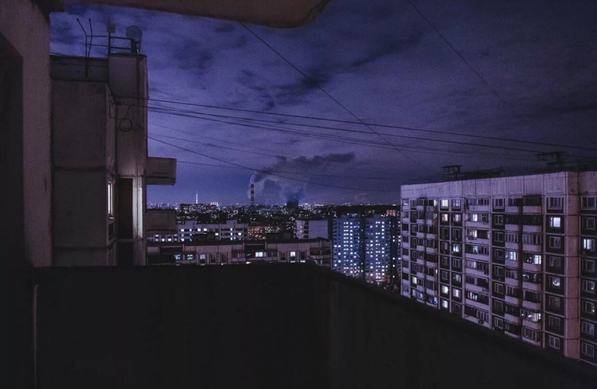 Крыша многоэтажки ночью