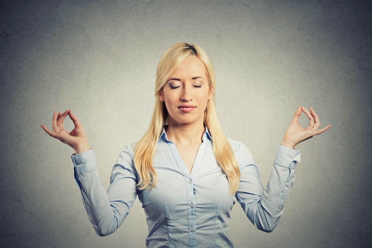 Девушка сидит