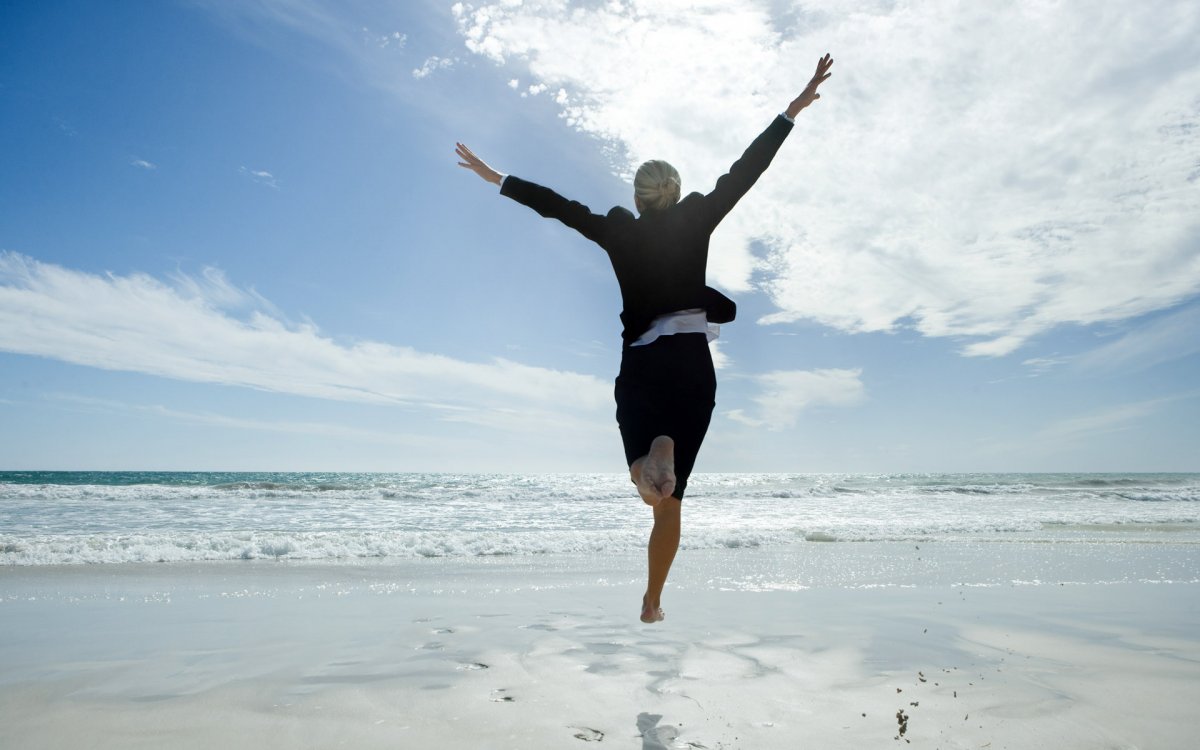Человек взбирается на гору
