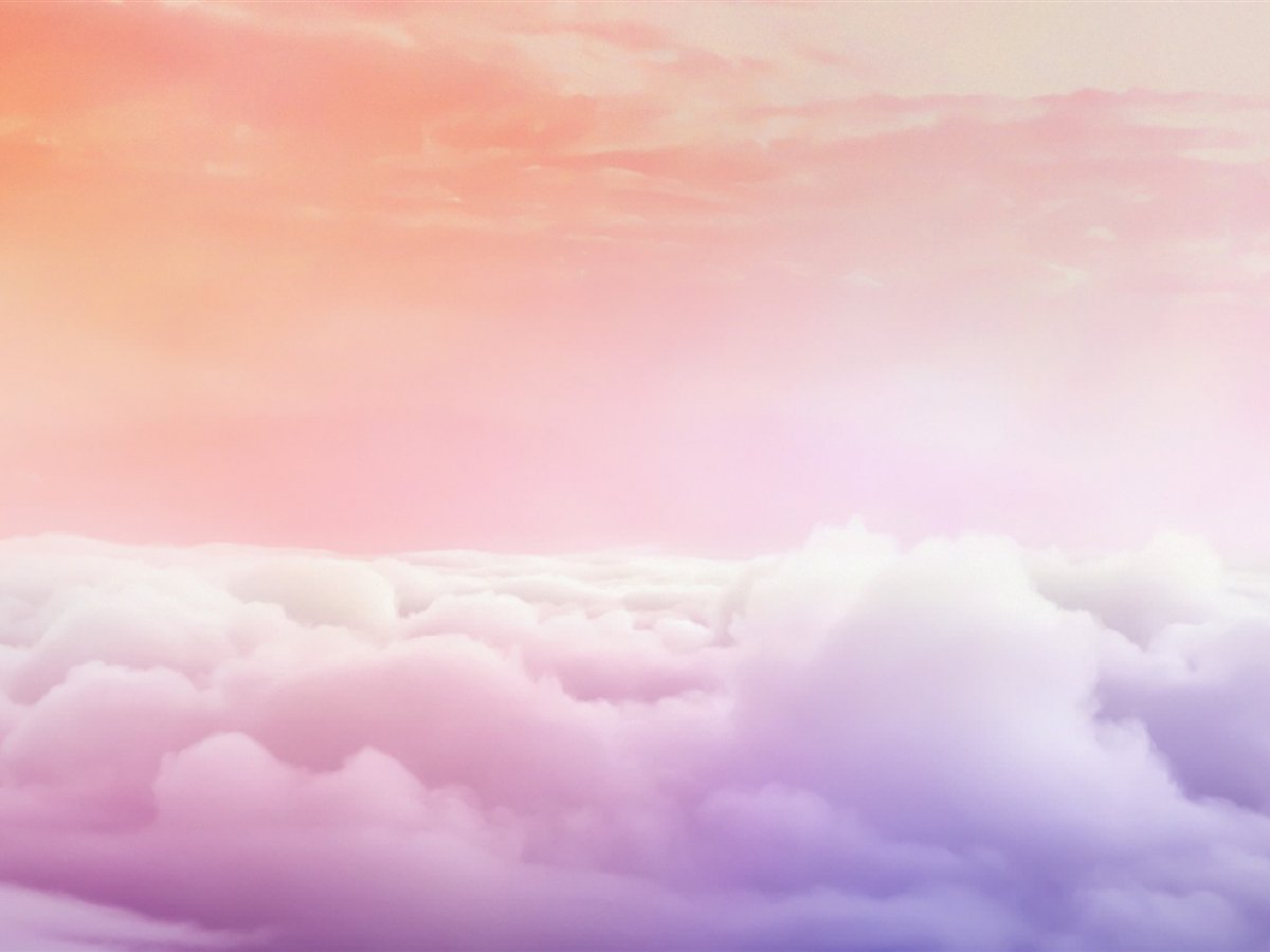 Розовое небо с облаками