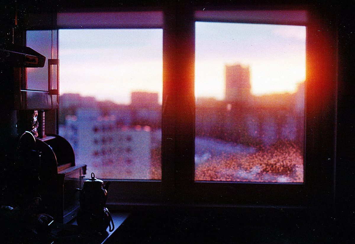 Парень ночью у окна