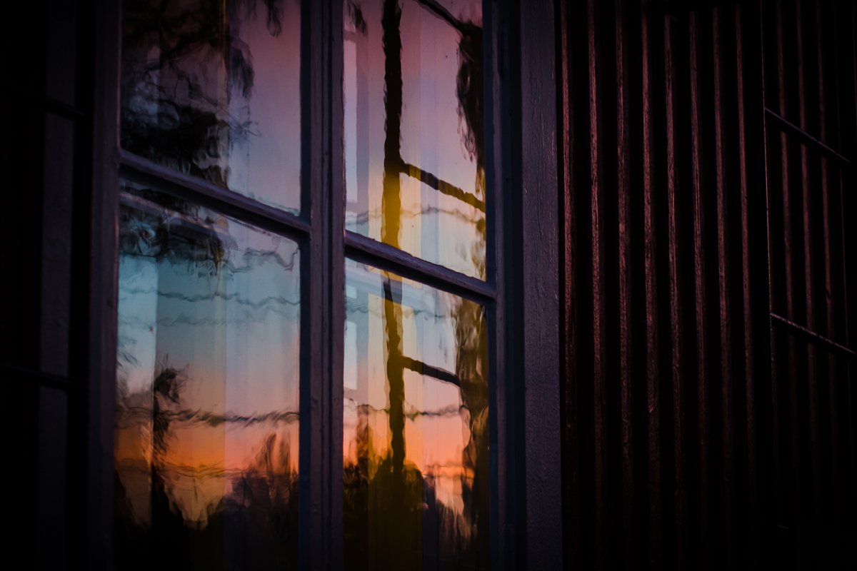 Окно в ночь на белом фоне