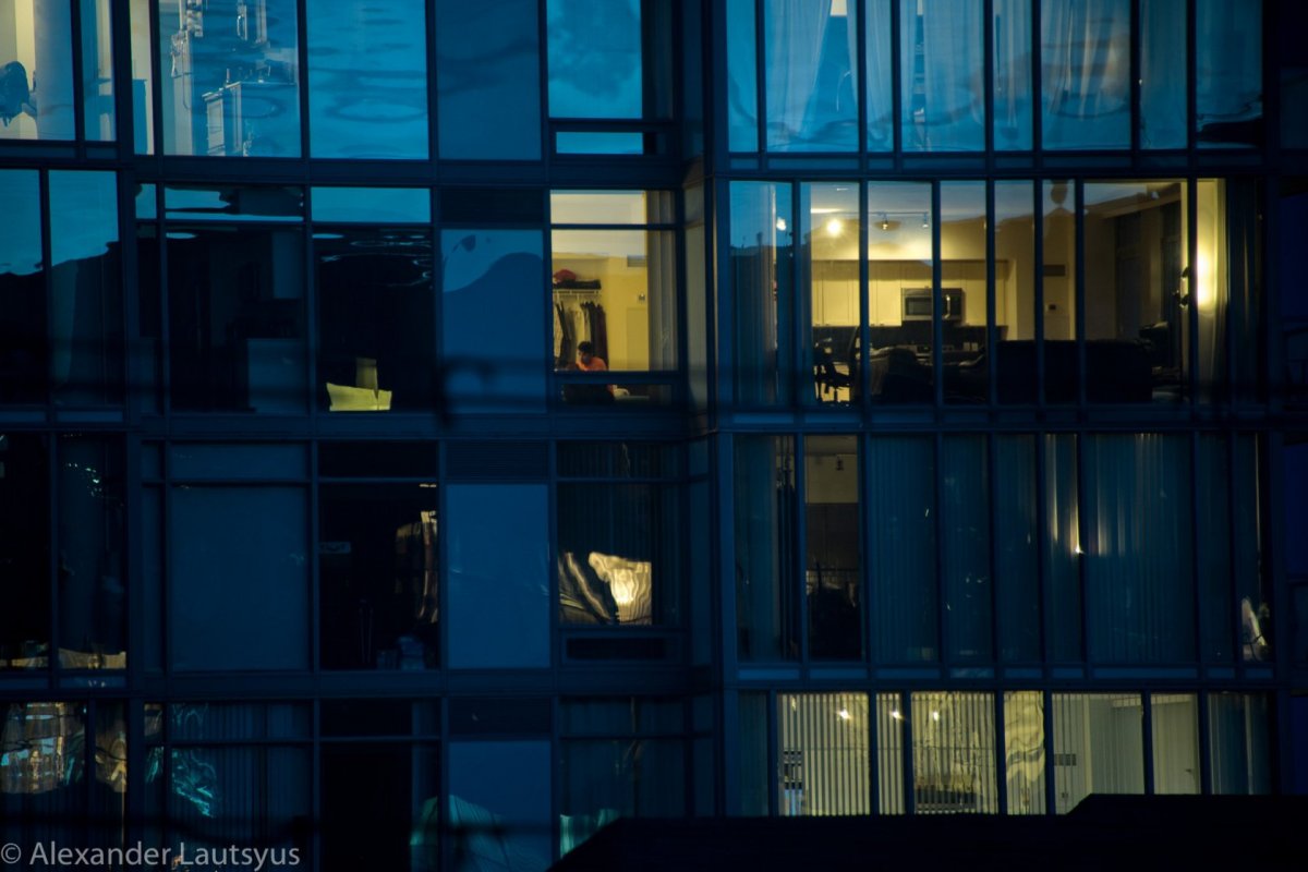 Окна небоскреба ночью
