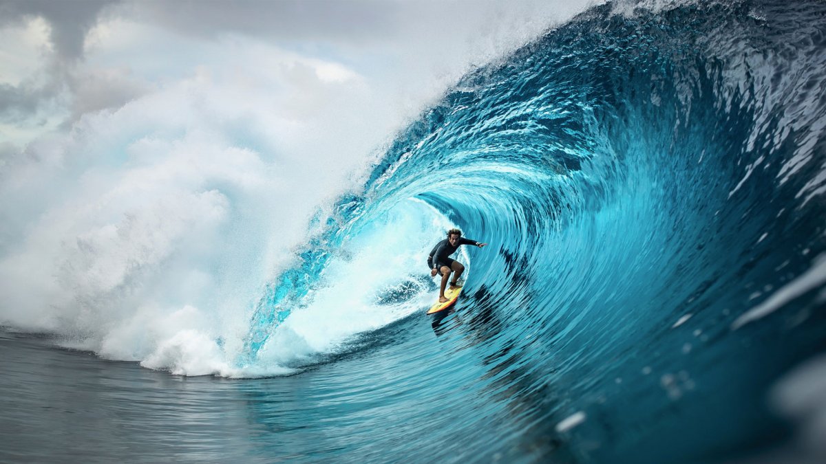 Серфер на волне