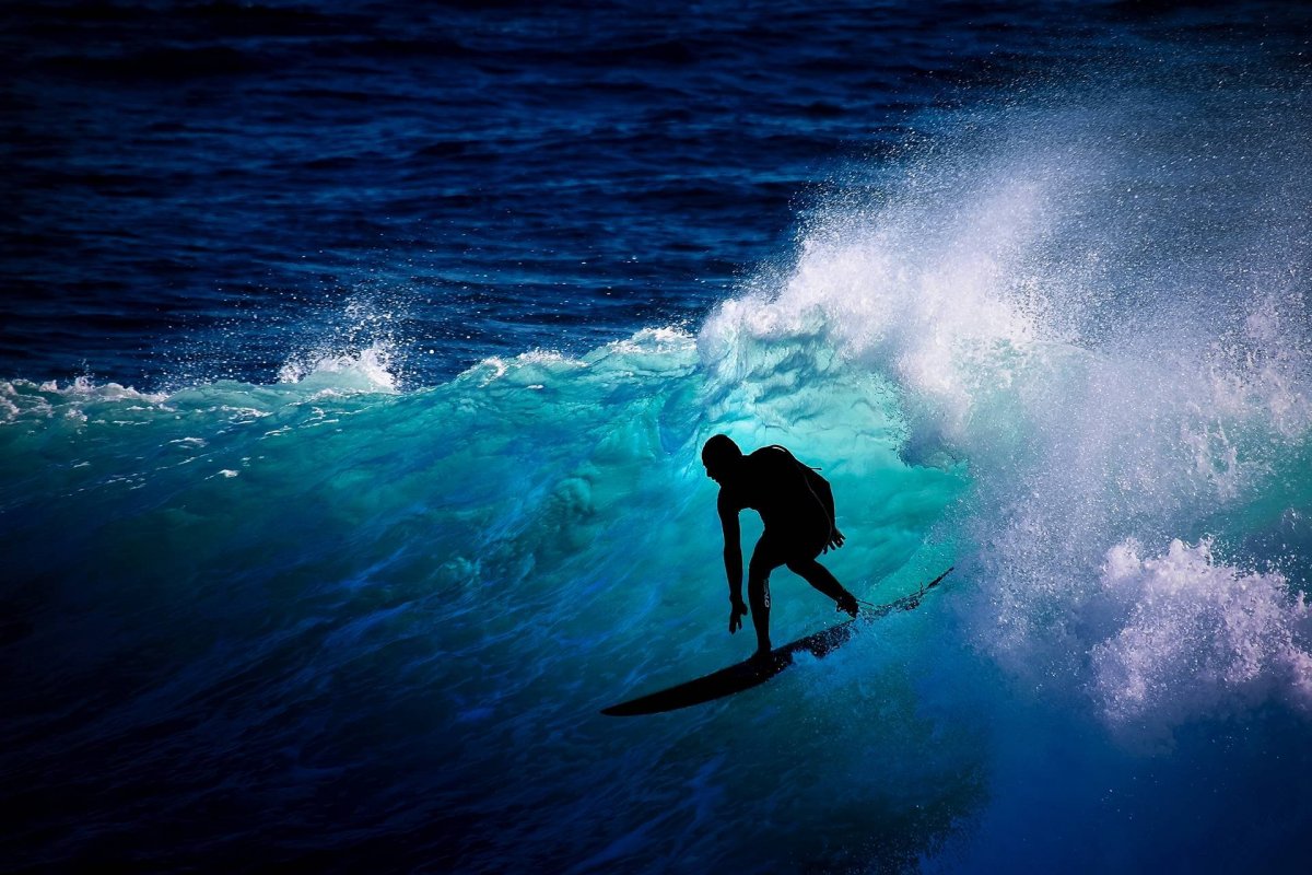 Серфер на волне