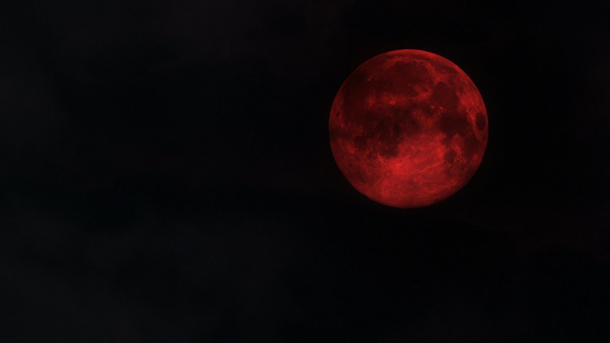 Силуэт человека на Красном фоне