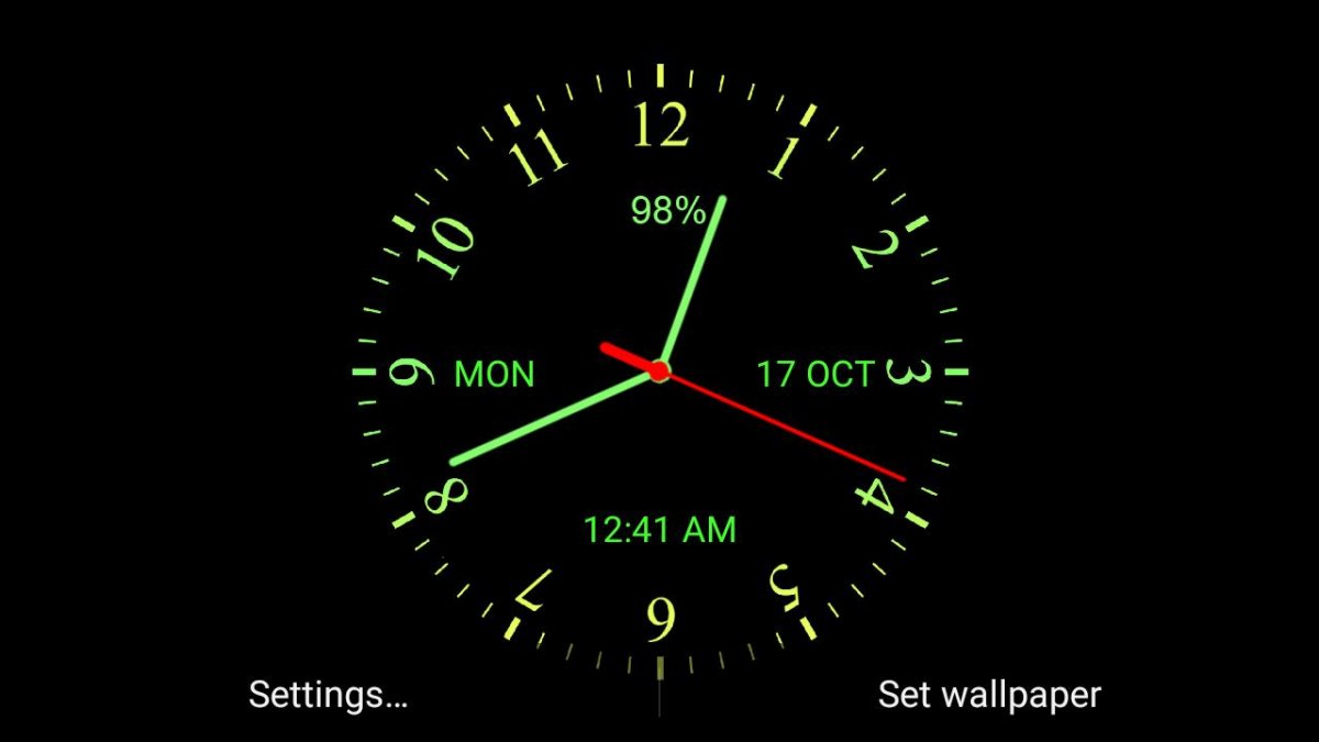 Электронные часы на черном фоне