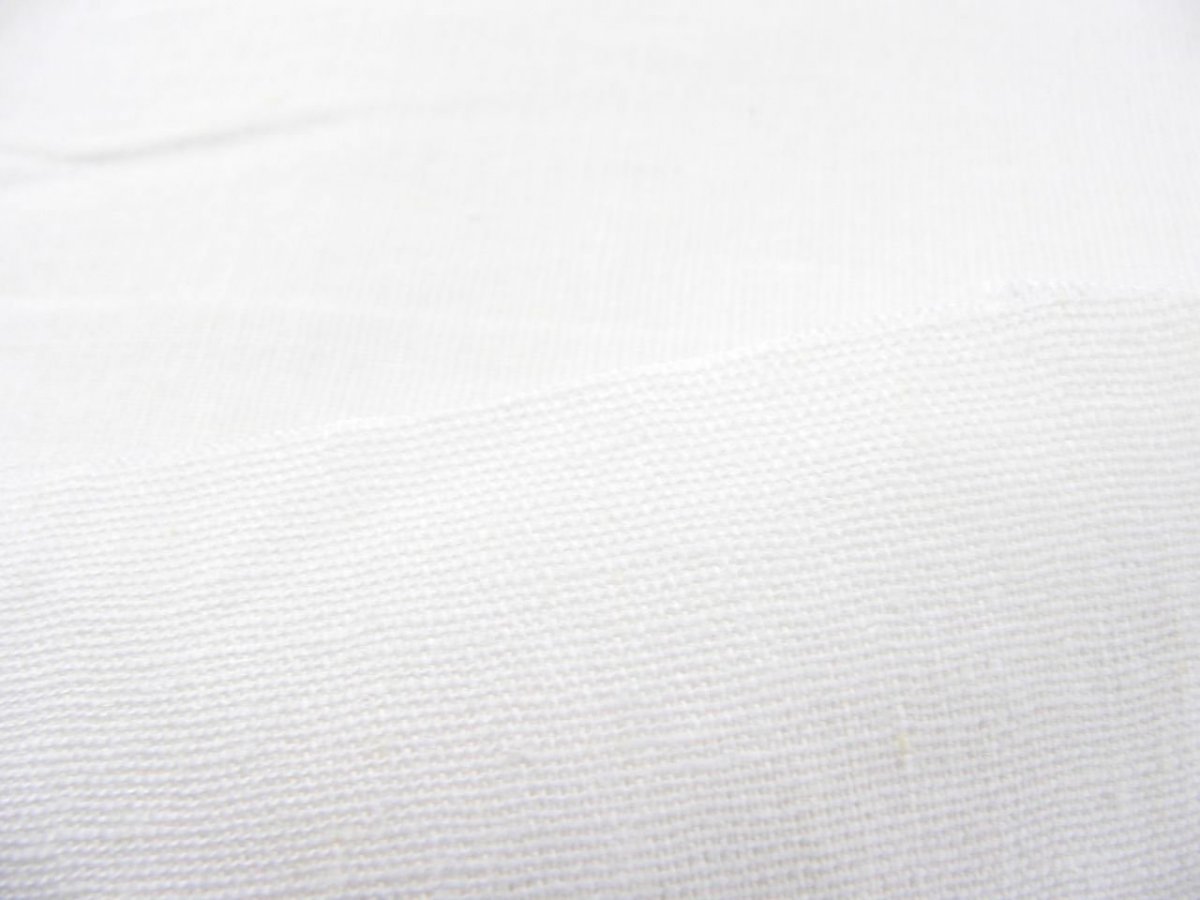 Куча ткани на белом фоне