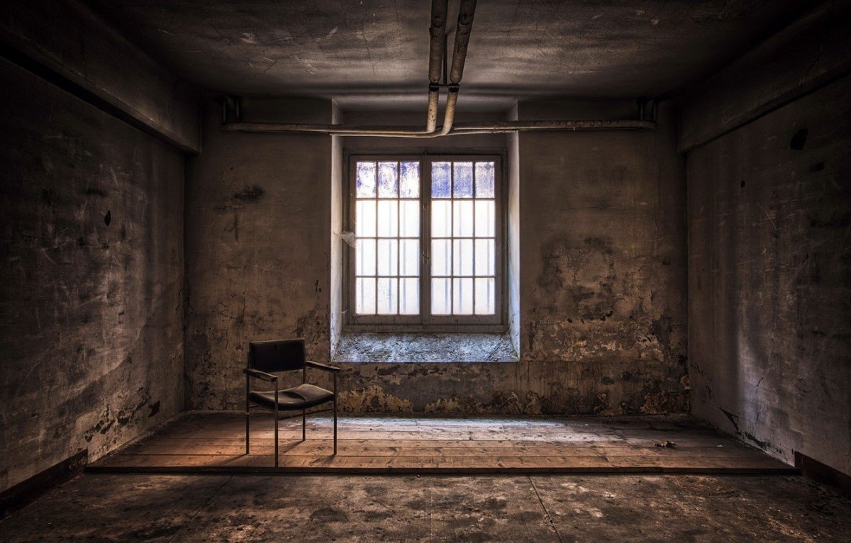 Белая комната без мебели