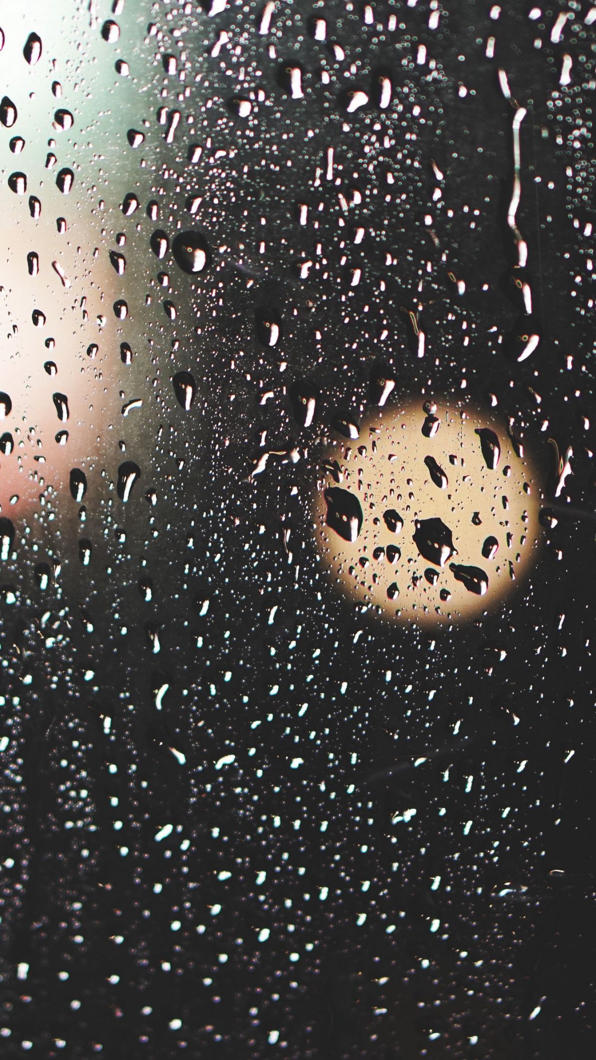 Капли за стеклом