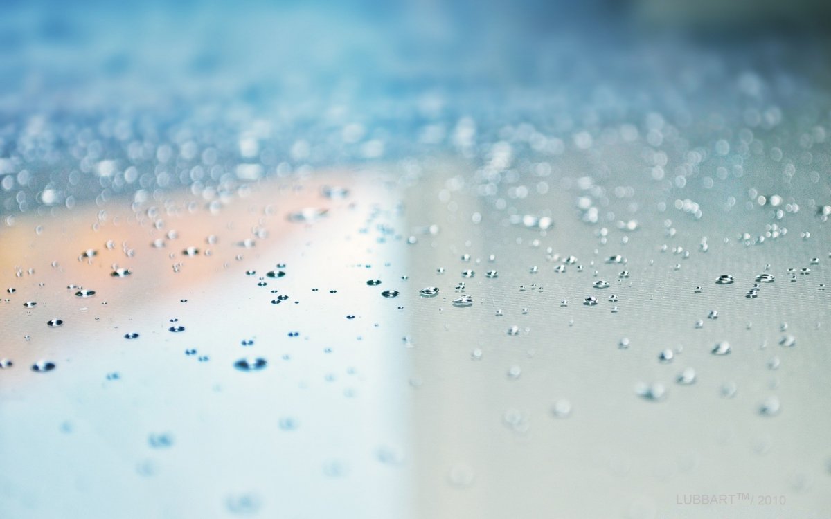 Капли воды на столе