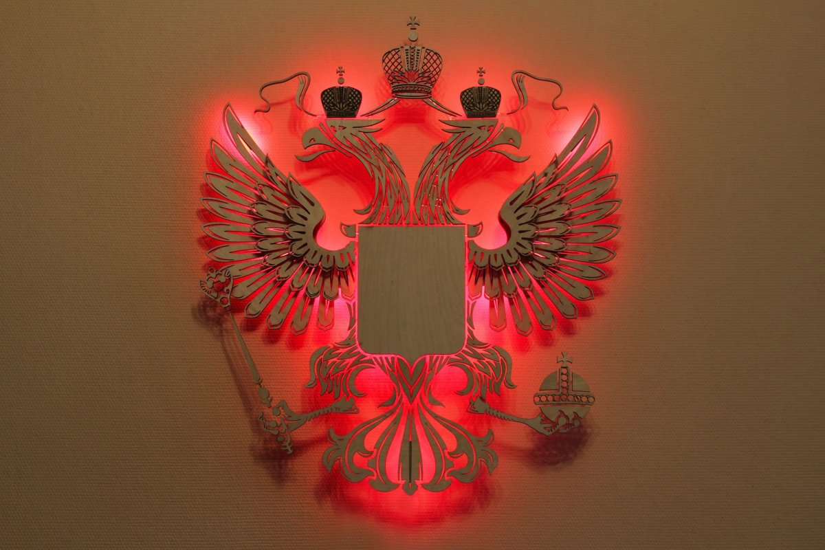 Герб России на черном фоне