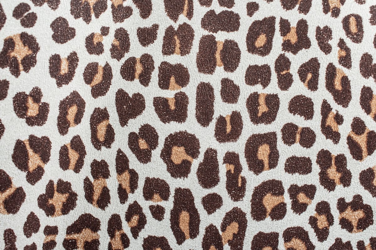 Леопардовый принт на черном фоне
