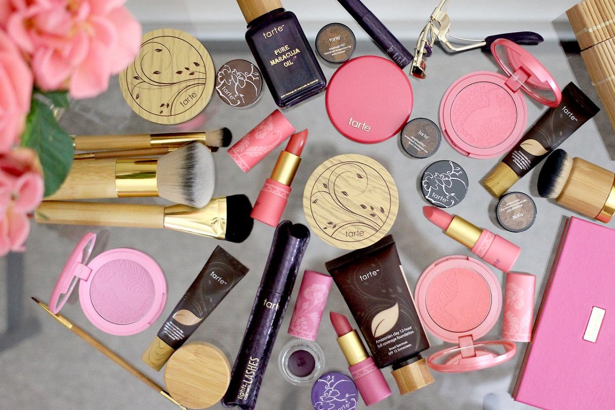 Фон с косметикой для текста