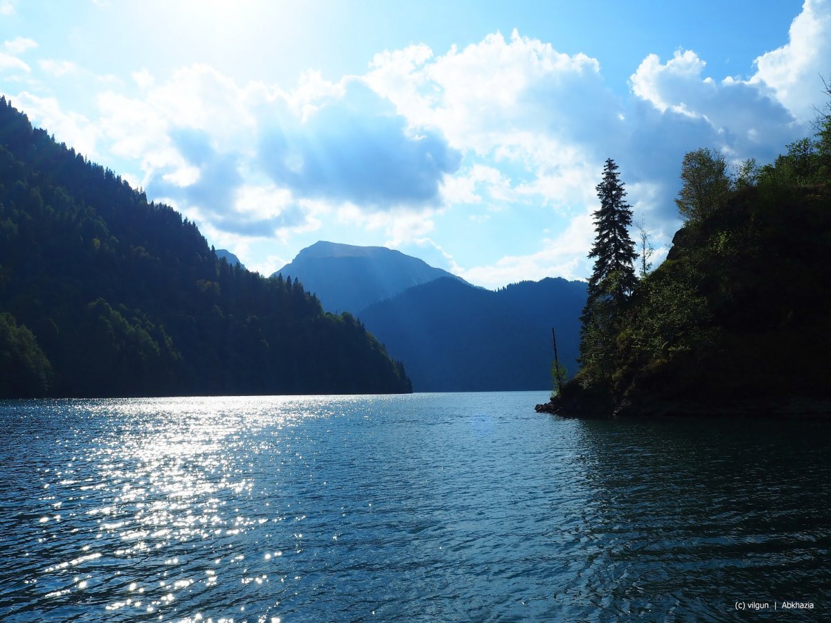 Знаменитое озеро Рица