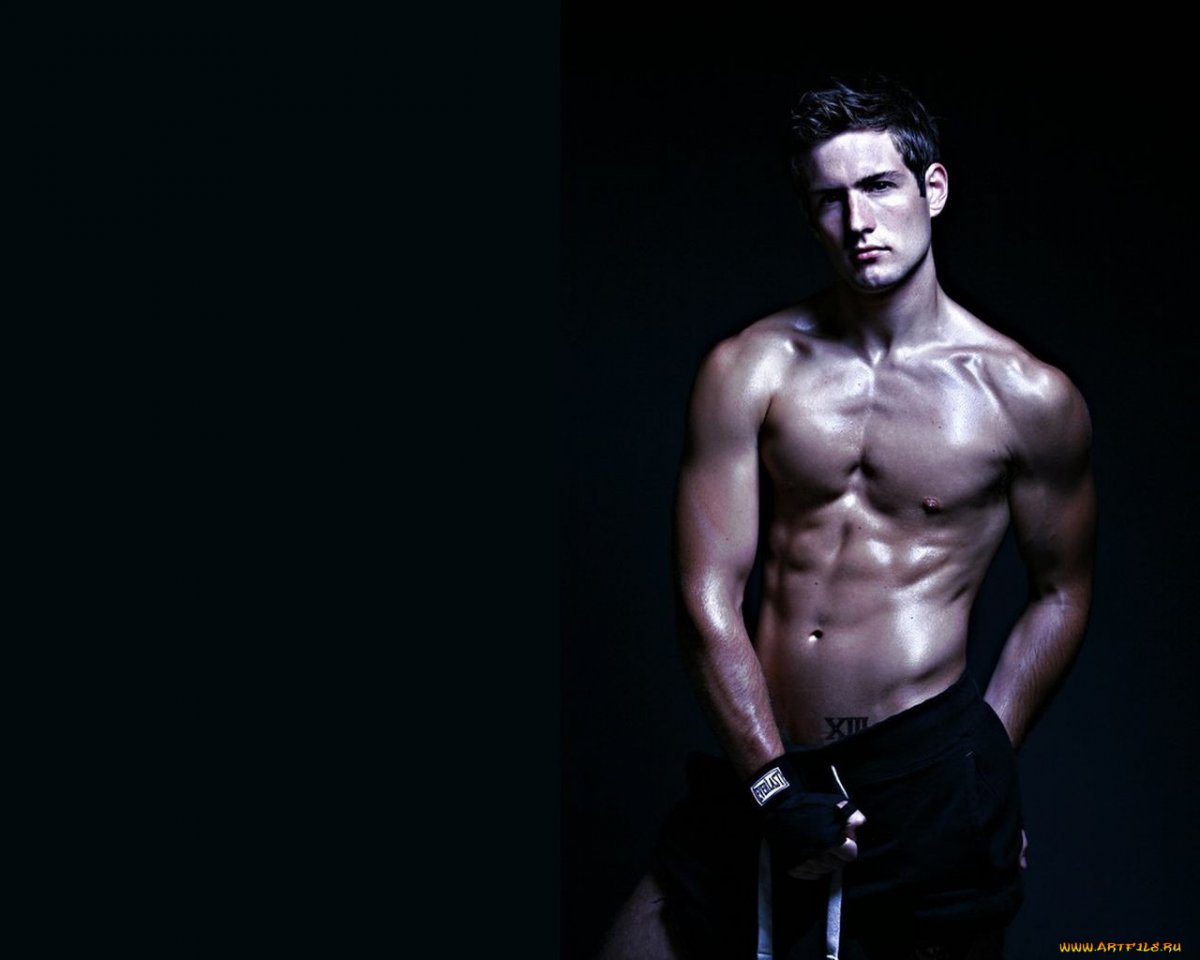 Красивый парень на чёрном фоне