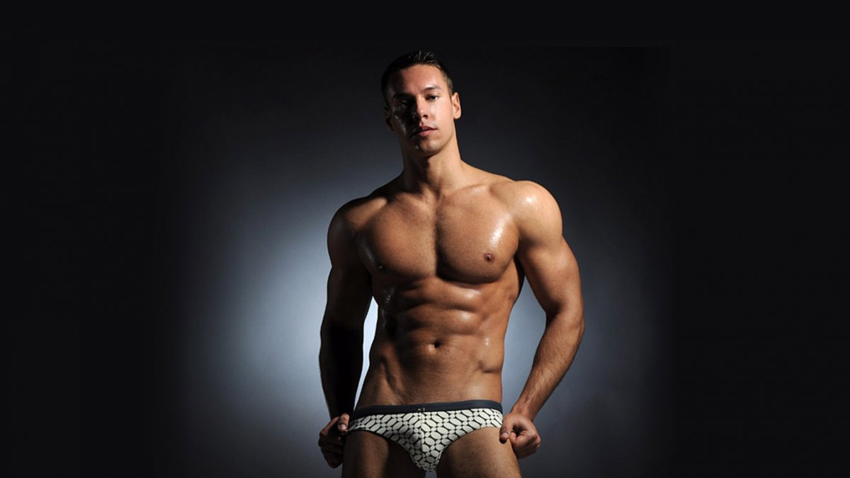 Накаченный мужчина