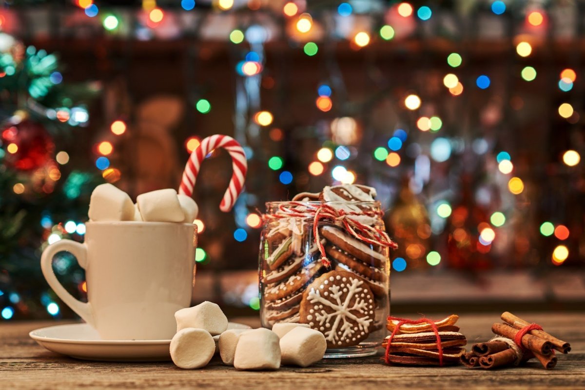 Девушка с чашкой кофе в руках