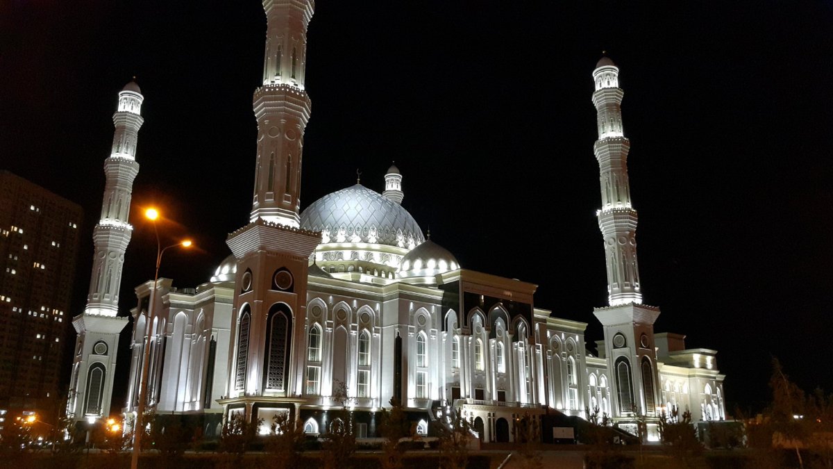 Мечеть Хазрет Султан в Астане ночью