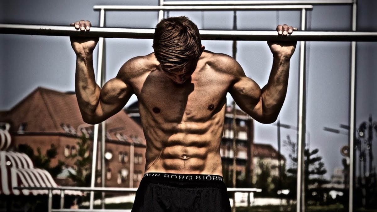 Фитнес мужчина на темном фоне