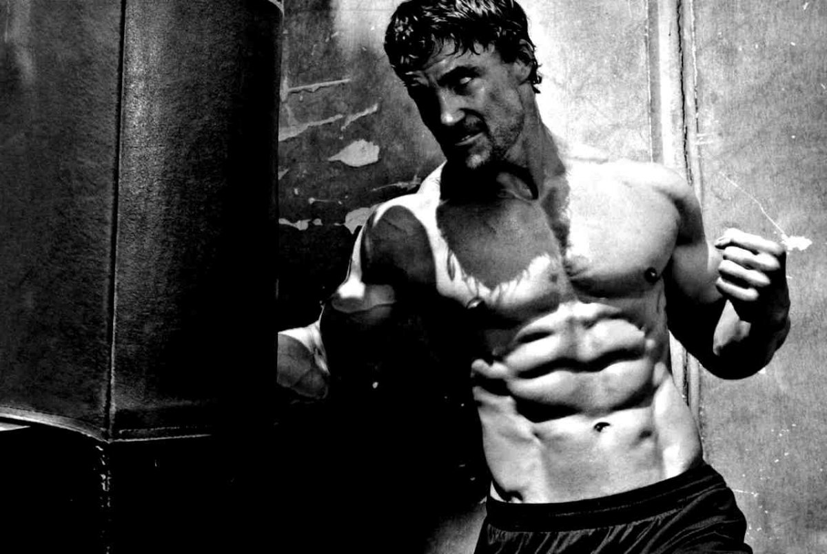 Спортивный парень на черном фоне