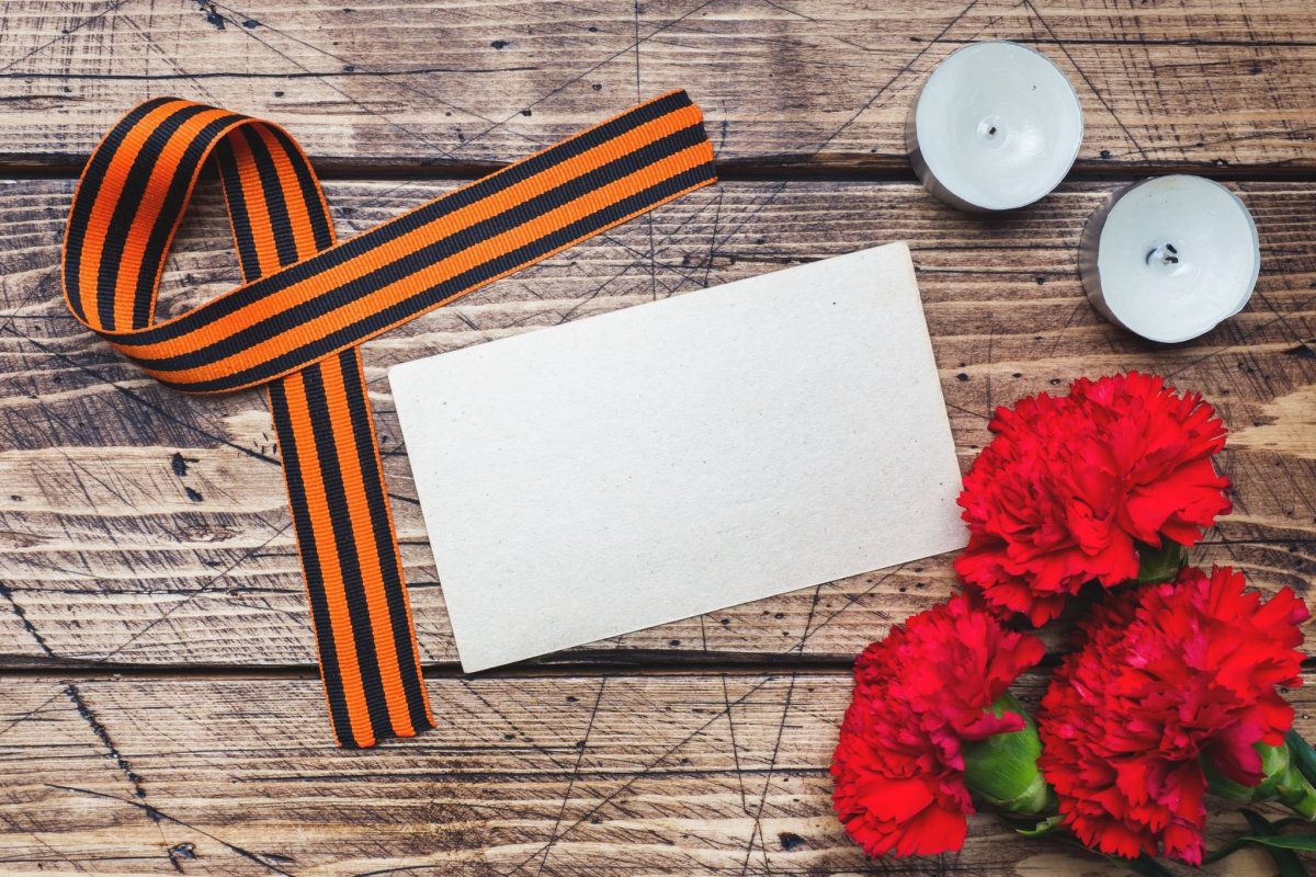 Георгиевская ленточка на фоне неба